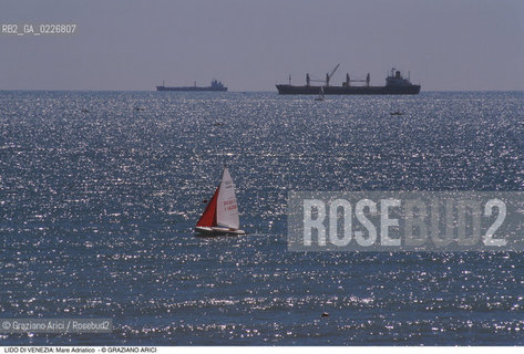 Localizzazione:..VENEZIA / ISOLA DEL LIDO..Oggetto:..Soggetto:..MARE ADRIATICO BARCA A VELA NAVI..Cronologia: ....Definizione Culturale:..   Autore:....   Stile:..   Editori/Stampatori:..   Committenza:..Materia e Tecnica:....Collocazione:..Note:..LIDO..Riproduzione Fotografica:..Copyright:..Graziano Arici/Rosebud2 .Data:..1995..Costo:..A