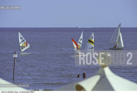 Localizzazione:..VENEZIA / ISOLA DEL LIDO..Oggetto:..Soggetto:..MARE ADRIATICO WIND SURF..Cronologia: ....Definizione Culturale:..   Autore:....   Stile:..   Editori/Stampatori:..   Committenza:..Materia e Tecnica:....Collocazione:..Note:..LIDO..Riproduzione Fotografica:..Copyright:..Graziano Arici/Rosebud2 .Data:..1995..Costo:..A