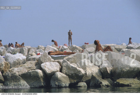 Localizzazione:..VENEZIA / ISOLA DEL LIDO..Oggetto:..Soggetto:..MURAZZI BAGNANTI..Cronologia: ....Definizione Culturale:..   Autore:....   Stile:..   Editori/Stampatori:..   Committenza:..Materia e Tecnica:....Collocazione:..Note:..LIDO..Riproduzione Fotografica:..Copyright:..Graziano Arici/Rosebud2 .Data:..1995..Costo:..A