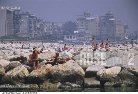 Localizzazione:..VENEZIA / ISOLA DEL LIDO..Oggetto:..Soggetto:..MURAZZI BAGNANTI HOTEL EXCELSIOR..Cronologia: ....Definizione Culturale:..   Autore:....   Stile:..   Editori/Stampatori:..   Committenza:..Materia e Tecnica:....Collocazione:..Note:..LIDO..Riproduzione Fotografica:..Copyright:..Graziano Arici/Rosebud2 .Data:..1995..Costo:..A