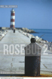 Localizzazione:..VENEZIA / ISOLA DEL LIDO..Oggetto:..Soggetto:..DIGA DI S. NICOLO / BOCCA DI PORTO FARO..Cronologia: ....Definizione Culturale:..   Autore:....   Stile:..   Editori/Stampatori:..   Committenza:..Materia e Tecnica:....Collocazione:..Note:..LIDO..Riproduzione Fotografica:..Copyright:..Graziano Arici/Rosebud2 .Data:..1995..Costo:..A