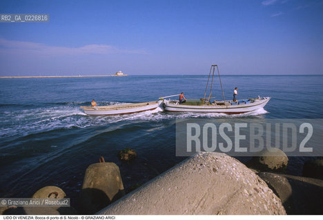Localizzazione:..VENEZIA / ISOLA DEL LIDO..Oggetto:..Soggetto:..BOCCA DI PORTO DI S. NICOLO..Cronologia: ....Definizione Culturale:..   Autore:....   Stile:..   Editori/Stampatori:..   Committenza:..Materia e Tecnica:....Collocazione:..Note:..LIDO..Riproduzione Fotografica:..Copyright:..Graziano Arici/Rosebud2 .Data:..1995..Costo:..A
