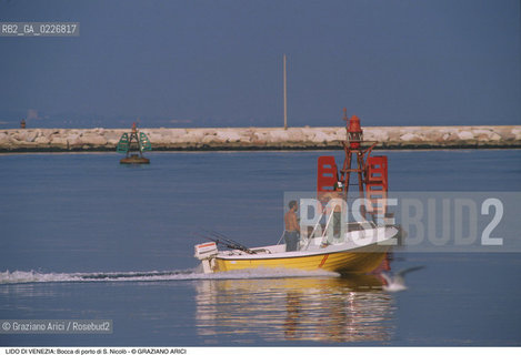 Localizzazione:..VENEZIA / ISOLA DEL LIDO..Oggetto:..Soggetto:..BOCCA DI PORTO DI S. NICOLO / PESCATORE PESCA..Cronologia: ....Definizione Culturale:..   Autore:....   Stile:..   Editori/Stampatori:..   Committenza:..Materia e Tecnica:....Collocazione:..Note:..LIDO..Riproduzione Fotografica:..Copyright:..Graziano Arici/Rosebud2 .Data:..1995..Costo:..A