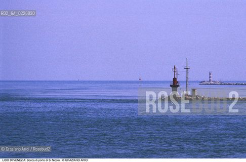 Localizzazione:..VENEZIA / ISOLA DEL LIDO..Oggetto:..Soggetto:..BOCCA DI PORTO DI S. NICOLO / FARO..Cronologia: ....Definizione Culturale:..   Autore:....   Stile:..   Editori/Stampatori:..   Committenza:..Materia e Tecnica:....Collocazione:..Note:..LIDO..Riproduzione Fotografica:..Copyright:..Graziano Arici/Rosebud2 .Data:..1995..Costo:..A