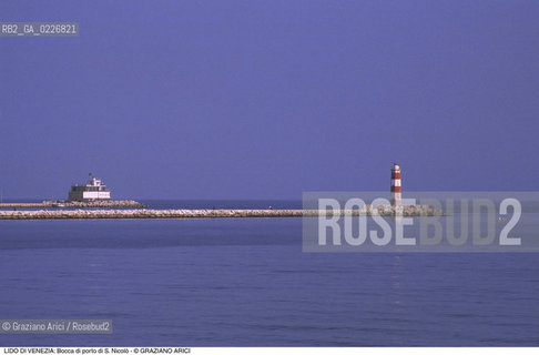 Localizzazione:..VENEZIA / ISOLA DEL LIDO..Oggetto:..Soggetto:..BOCCA DI PORTO DI S. NICOLO / FARO..Cronologia: ....Definizione Culturale:..   Autore:....   Stile:..   Editori/Stampatori:..   Committenza:..Materia e Tecnica:....Collocazione:..Note:..LIDO..Riproduzione Fotografica:..Copyright:..Graziano Arici/Rosebud2 .Data:..1995..Costo:..A