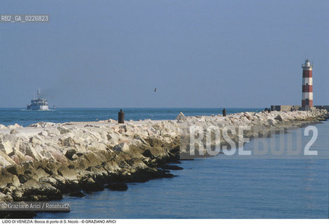 Localizzazione:..VENEZIA / ISOLA DEL LIDO..Oggetto:..Soggetto:..BOCCA DI PORTO DI S. NICOLO / DIGA FARO NAVE..Cronologia: ....Definizione Culturale:..   Autore:....   Stile:..   Editori/Stampatori:..   Committenza:..Materia e Tecnica:....Collocazione:..Note:..LIDO..Riproduzione Fotografica:..Copyright:..Graziano Arici/Rosebud2 .Data:..1995..Costo:..A