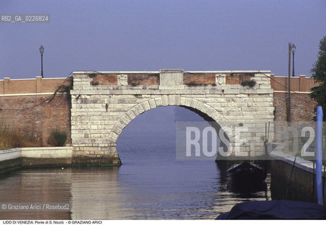 Localizzazione:..VENEZIA / ISOLA DEL LIDO..Oggetto:..Soggetto:..PONTE DI S. NICOLO..Cronologia: ..XVI SECOLO..Definizione Culturale:..   Autore:..FRANCESCO MALACRIDA..   Stile:..   Editori/Stampatori:..   Committenza:..Materia e Tecnica:..PIETRA..Collocazione:..Note:..LIDO..Riproduzione Fotografica:..Copyright:..Graziano Arici/Rosebud2 .Data:..1995..Costo:..A