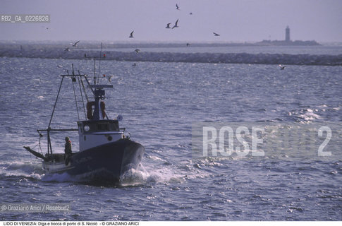 Localizzazione:..VENEZIA / ISOLA DEL LIDO..Oggetto:..Soggetto:..DIGA E BOCCA DI PORTO DI S. NICOLO / PESCHERECCIO..Cronologia: ....Definizione Culturale:..   Autore:....   Stile:..   Editori/Stampatori:..   Committenza:..Materia e Tecnica:....Collocazione:..Note:..LIDO..Riproduzione Fotografica:..Copyright:..Graziano Arici/Rosebud2 .Data:..1995..Costo:..A