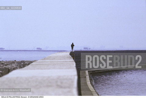 Localizzazione:..VENEZIA / ISOLA DI PELLESTRINA..Oggetto:..Soggetto:..MURAZZI ..Cronologia: ..XVIII SECOLO..Definizione Culturale:..   Autore:..BERNARDINO ZENDRINI..VINCENZO CORONELLI..   Stile:..   Editori/Stampatori:..   Committenza:..Materia e Tecnica:....Collocazione:..Note:..LIDO..Riproduzione Fotografica:..Copyright:..Graziano Arici/Rosebud2 .Data:..1990..Costo:..A