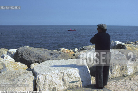 Localizzazione:..VENEZIA / ISOLA DI PELLESTRINA..Oggetto:..Soggetto:..MURAZZI MARE ADRIATICO..Cronologia: ....Definizione Culturale:..   Autore:....   Stile:..   Editori/Stampatori:..   Committenza:..Materia e Tecnica:....Collocazione:..Note:..LIDO..Riproduzione Fotografica:..Copyright:..Graziano Arici/Rosebud2 .Data:..1990..Costo:..A