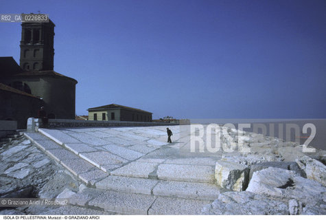 Localizzazione:..VENEZIA / ISOLA DI PELLESTRINA..Oggetto:..Soggetto:..MURAZZI..Cronologia: ..XVIII SECOLO..Definizione Culturale:..   Autore:..BERNARDINO ZENDRINI..VINCENZO CORONELLI..   Stile:..   Editori/Stampatori:..   Committenza:..Materia e Tecnica:....Collocazione:..Note:..LIDO..Riproduzione Fotografica:..Copyright:..Graziano Arici/Rosebud2 .Data:..1990..Costo:..A