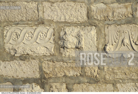 Localizzazione:..VENEZIA / ISOLA DI PELLESTRINA..Oggetto:..Soggetto:..MURAZZI DECORAZIONE..Cronologia: ..XVIII SECOLO..Definizione Culturale:..   Autore:..BERNARDINO ZENDRINI..VINCENZO CORONELLI..   Stile:..   Editori/Stampatori:..   Committenza:..Materia e Tecnica:....Collocazione:..Note:..LIDO..Riproduzione Fotografica:..Copyright:..Graziano Arici/Rosebud2 .Data:..1990..Costo:..A