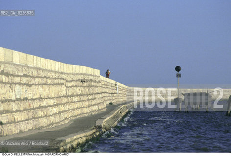 Localizzazione:..VENEZIA / ISOLA DI PELLESTRINA..Oggetto:..Soggetto:..MURAZZI..Cronologia: ..XVIII SECOLO..Definizione Culturale:..   Autore:..BERNARDINO ZENDRINI..VINCENZO CORONELLI..   Stile:..   Editori/Stampatori:..   Committenza:..Materia e Tecnica:....Collocazione:..Note:..LIDO..Riproduzione Fotografica:..Copyright:..Graziano Arici/Rosebud2 .Data:..1990..Costo:..A