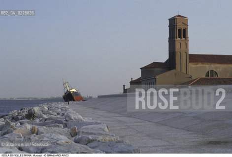 Localizzazione:..VENEZIA / ISOLA DI PELLESTRINA..Oggetto:..Soggetto:..MURAZZI NAVE INCAGLIATA / CHIESA DI OGNISSANTI..Cronologia: ..XVIII SECOLO..Definizione Culturale:..   Autore:..BERNARDINO ZENDRINI..VINCENZO CORONELLI..   Stile:..   Editori/Stampatori:..   Committenza:..Materia e Tecnica:....Collocazione:..Note:..LIDO..Riproduzione Fotografica:..Copyright:..Graziano Arici/Rosebud2 .Data:..1990..Costo:..A