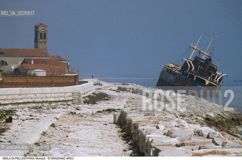 Localizzazione:..VENEZIA / ISOLA DI PELLESTRINA..Oggetto:..Soggetto:..MURAZZI NAVE INCAGLIATA / CHIESA DI OGNISSANTI..Cronologia: ..XVIII SECOLO..Definizione Culturale:..   Autore:..BERNARDINO ZENDRINI..VINCENZO CORONELLI..   Stile:..   Editori/Stampatori:..   Committenza:..Materia e Tecnica:....Collocazione:..Note:..LIDO..Riproduzione Fotografica:..Copyright:..Graziano Arici/Rosebud2 .Data:..1990..Costo:..A