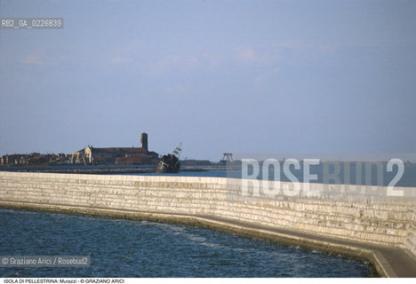 Localizzazione:..VENEZIA / ISOLA DI PELLESTRINA..Oggetto:..Soggetto:..MURAZZI NAVE INCAGLIATA..Cronologia: ..XVIII SECOLO..Definizione Culturale:..   Autore:..BERNARDINO ZENDRINI..VINCENZO CORONELLI..   Stile:..   Editori/Stampatori:..   Committenza:..Materia e Tecnica:....Collocazione:..Note:..LIDO..Riproduzione Fotografica:..Copyright:..Graziano Arici/Rosebud2 .Data:..1990..Costo:..A
