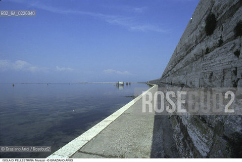 Localizzazione:..VENEZIA / ISOLA DI PELLESTRINA..Oggetto:..Soggetto:..MURAZZI LAGUNA..Cronologia: ..XVIII SECOLO..Definizione Culturale:..   Autore:..BERNARDINO ZENDRINI..VINCENZO CORONELLI..   Stile:..   Editori/Stampatori:..   Committenza:..Materia e Tecnica:....Collocazione:..Note:..LIDO..Riproduzione Fotografica:..Copyright:..Graziano Arici/Rosebud2 .Data:..1990..Costo:..A