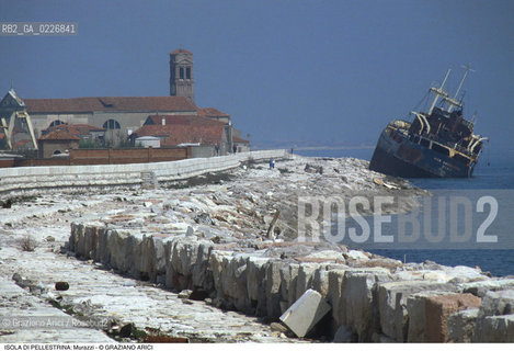 Localizzazione:..VENEZIA / ISOLA DI PELLESTRINA..Oggetto:..Soggetto:..MURAZZI NAVE INCAGLIATA / CHIESA DI OGNISSANTI..Cronologia: ..XVIII SECOLO..Definizione Culturale:..   Autore:..BERNARDINO ZENDRINI..VINCENZO CORONELLI..   Stile:..   Editori/Stampatori:..   Committenza:..Materia e Tecnica:....Collocazione:..Note:..LIDO..Riproduzione Fotografica:..Copyright:..Graziano Arici/Rosebud2 .Data:..1990..Costo:..A