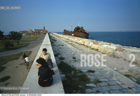 Localizzazione:..VENEZIA / ISOLA DI PELLESTRINA..Oggetto:..Soggetto:..MURAZZI NAVE INCAGLIATA..Cronologia: ..XVIII SECOLO..Definizione Culturale:..   Autore:..BERNARDINO ZENDRINI..VINCENZO CORONELLI..   Stile:..   Editori/Stampatori:..   Committenza:..Materia e Tecnica:....Collocazione:..Note:..LIDO..Riproduzione Fotografica:..Copyright:..Graziano Arici/Rosebud2 .Data:..1990..Costo:..A