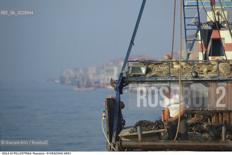 Localizzazione:..VENEZIA / ISOLA DI PELLESTRINA..Oggetto:..Soggetto:..PESCATORE..Cronologia: ....Definizione Culturale:..   Autore:....   Stile:..   Editori/Stampatori:..   Committenza:..Materia e Tecnica:....Collocazione:..Note:..LIDO..Riproduzione Fotografica:..Copyright:..Graziano Arici/Rosebud2 .Data:..1990..Costo:..A