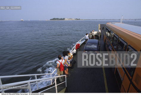Localizzazione:..VENEZIA / ISOLA DI PELLESTRINA..Oggetto:..Soggetto:..FERRY BOAT TRAGHETTO AUTOBUS..Cronologia: ....Definizione Culturale:..   Autore:....   Stile:..   Editori/Stampatori:..   Committenza:..Materia e Tecnica:....Collocazione:..Note:..LIDO..Riproduzione Fotografica:..Copyright:..Graziano Arici/Rosebud2 .Data:..1990..Costo:..A