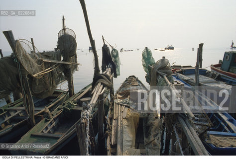 Localizzazione:..VENEZIA / ISOLA DI PELLESTRINA..Oggetto:..Soggetto:..RETI PESCA BARCHE LAGUNA..Cronologia: ....Definizione Culturale:..   Autore:....   Stile:..   Editori/Stampatori:..   Committenza:..Materia e Tecnica:....Collocazione:..Note:..LIDO..Riproduzione Fotografica:..Copyright:..Graziano Arici/Rosebud2 .Data:..1990..Costo:..A