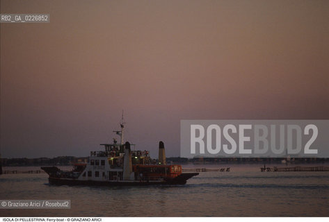Localizzazione:..VENEZIA / ISOLA DI PELLESTRINA..Oggetto:..Soggetto:..FERRY BOAT TRAGHETTO BOCCA DI PORTO DEGLI ALBERONI..Cronologia: ....Definizione Culturale:..   Autore:....   Stile:..   Editori/Stampatori:..   Committenza:..Materia e Tecnica:....Collocazione:..Note:..LIDO..Riproduzione Fotografica:..Copyright:..Graziano Arici/Rosebud2 .Data:..1990..Costo:..A