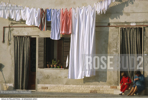Localizzazione:..VENEZIA / ISOLA DI PELLESTRINA..Oggetto:..Soggetto:..CASA BUCATO..Cronologia: ....Definizione Culturale:..   Autore:....   Stile:..   Editori/Stampatori:..   Committenza:..Materia e Tecnica:....Collocazione:..Note:..LIDO..Riproduzione Fotografica:..Copyright:..Graziano Arici/Rosebud2 .Data:..1990..Costo:..A