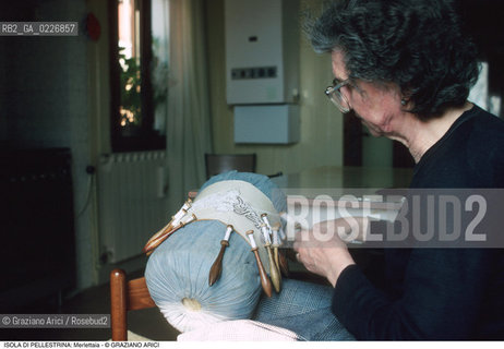 Localizzazione:..VENEZIA / ISOLA DI PELLESTRINA..Oggetto:..Soggetto:..MERLETTAIA AL TOMBOLO ARTIGIANATO..Cronologia: ....Definizione Culturale:..   Autore:....   Stile:..   Editori/Stampatori:..   Committenza:..Materia e Tecnica:....Collocazione:..Note:..LIDO..Riproduzione Fotografica:..Copyright:..Graziano Arici/Rosebud2 .Data:..1990..Costo:..A