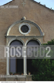 Localizzazione:..VENEZIA / ISOLA DEL LIDO..Oggetto:..Soggetto:..EX FORTE DI S. NICOLO / EX CASERMA PEPE LAGUNARI BIFORA..Cronologia: ..XIV XV SECOLO..Definizione Culturale:..   Autore:....   Stile:..   Editori/Stampatori:..   Committenza:..Materia e Tecnica:....Collocazione:..Note:..LIDO..Riproduzione Fotografica:..Copyright:..Graziano Arici/Rosebud2 .Data:..1995..Costo:..A