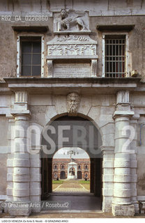 Localizzazione:..VENEZIA / ISOLA DEL LIDO..Oggetto:..Soggetto:..EX FORTE DI S. NICOLO / EX CASERMA PEPE LAGUNARI PORTALE D INGRESSO LEONE DI S. MARCO..Cronologia: ..XIV XV SECOLO..Definizione Culturale:..   Autore:....   Stile:..   Editori/Stampatori:..   Committenza:..Materia e Tecnica:....Collocazione:..Note:..LIDO..Riproduzione Fotografica:..Copyright:..Graziano Arici/Rosebud2 .Data:..1995..Costo:..A