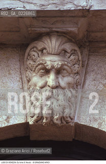 Localizzazione:..VENEZIA / ISOLA DEL LIDO..Oggetto:..Soggetto:..EX FORTE DI S. NICOLO / EX CASERMA PEPE LAGUNARI MASCHERONE SUL PORTALE D INGRESSO ..Cronologia: ..XIV XV SECOLO..Definizione Culturale:..   Autore:....   Stile:..   Editori/Stampatori:..   Committenza:..Materia e Tecnica:....Collocazione:..Note:..LIDO..Riproduzione Fotografica:..Copyright:..Graziano Arici/Rosebud2 .Data:..1995..Costo:..A