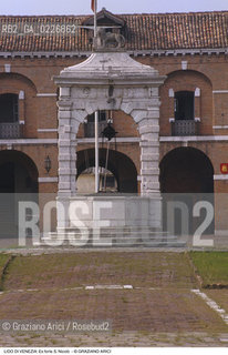 Localizzazione:..VENEZIA / ISOLA DEL LIDO..Oggetto:..Soggetto:..EX FORTE DI S. NICOLO / EX CASERMA PEPE LAGUNARI VERA DA POZZO ..Cronologia: ..XIV XV SECOLO..Definizione Culturale:..   Autore:....   Stile:..   Editori/Stampatori:..   Committenza:..Materia e Tecnica:....Collocazione:..Note:..LIDO..Riproduzione Fotografica:..Copyright:..Graziano Arici/Rosebud2 .Data:..1995..Costo:..A