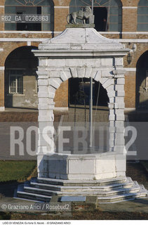 Localizzazione:..VENEZIA / ISOLA DEL LIDO..Oggetto:..Soggetto:..EX FORTE DI S. NICOLO / EX CASERMA PEPE LAGUNARI VERA DA POZZO ..Cronologia: ..XIV XV SECOLO..Definizione Culturale:..   Autore:....   Stile:..   Editori/Stampatori:..   Committenza:..Materia e Tecnica:....Collocazione:..Note:..LIDO..Riproduzione Fotografica:..Copyright:..Graziano Arici/Rosebud2 .Data:..1995..Costo:..A
