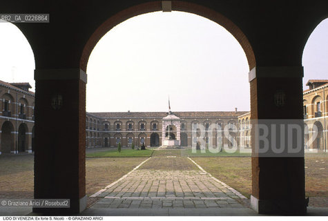Localizzazione:..VENEZIA / ISOLA DEL LIDO..Oggetto:..Soggetto:..EX FORTE DI S. NICOLO / EX CASERMA PEPE LAGUNARI CORTILE ..Cronologia: ..XIV XV SECOLO..Definizione Culturale:..   Autore:....   Stile:..   Editori/Stampatori:..   Committenza:..Materia e Tecnica:....Collocazione:..Note:..LIDO..Riproduzione Fotografica:..Copyright:..Graziano Arici/Rosebud2 .Data:..1995..Costo:..A