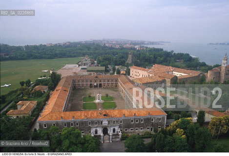 Localizzazione:..VENEZIA / ISOLA DEL LIDO..Oggetto:..Soggetto:..EX FORTE DI S. NICOLO / EX CASERMA PEPE LAGUNARI..Cronologia: ..XIV XV SECOLO..Definizione Culturale:..   Autore:....   Stile:..   Editori/Stampatori:..   Committenza:..Materia e Tecnica:....Collocazione:..Note:..LIDO..Riproduzione Fotografica:..Copyright:..Graziano Arici/Rosebud2 .Data:..1995..Costo:..A