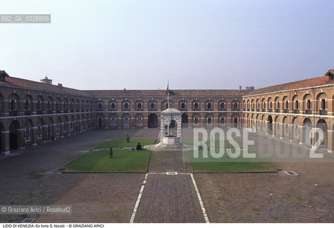 Localizzazione:..VENEZIA / ISOLA DEL LIDO..Oggetto:..Soggetto:..EX FORTE DI S. NICOLO / EX CASERMA PEPE LAGUNARI CORTILE..Cronologia: ..XIV XV SECOLO..Definizione Culturale:..   Autore:....   Stile:..   Editori/Stampatori:..   Committenza:..Materia e Tecnica:....Collocazione:..Note:..LIDO..Riproduzione Fotografica:..Copyright:..Graziano Arici/Rosebud2 .Data:..1995..Costo:..A