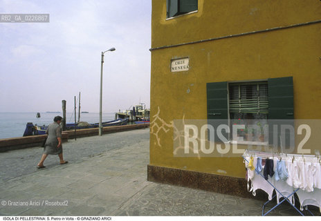 Localizzazione:..VENEZIA / ISOLA DI PELLESTRINA..Oggetto:..Soggetto:..S. PIETRO IN VOLTA..Cronologia: ....Definizione Culturale:..   Autore:....   Stile:..   Editori/Stampatori:..   Committenza:..Materia e Tecnica:....Collocazione:..Note:..LIDO..Riproduzione Fotografica:..Copyright:..Graziano Arici/Rosebud2 .Data:..1990..Costo:..A