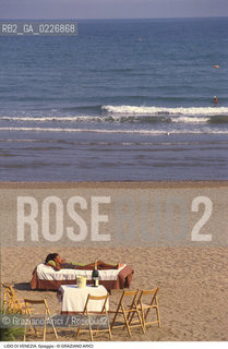 Localizzazione:..VENEZIA / ISOLA DEL LIDO..Oggetto:..Soggetto:..SPIAGGIA CHAMPAGNE MARE ADRIATICO..Cronologia: ....Definizione Culturale:..   Autore:....   Stile:..   Editori/Stampatori:..   Committenza:..Materia e Tecnica:....Collocazione:..Note:..LIDO..Riproduzione Fotografica:..Copyright:..Graziano Arici/Rosebud2 .Data:..1995..Costo:..A