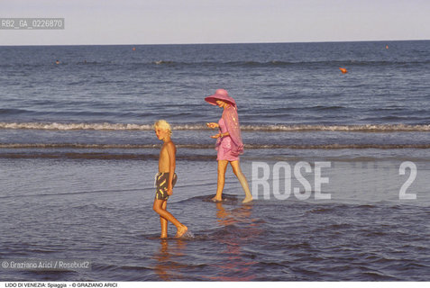 Localizzazione:..VENEZIA / ISOLA DEL LIDO..Oggetto:..Soggetto:..SPIAGGIA BAGNANTI MARE ADRIATICO..Cronologia: ....Definizione Culturale:..   Autore:....   Stile:..   Editori/Stampatori:..   Committenza:..Materia e Tecnica:....Collocazione:..Note:..LIDO..Riproduzione Fotografica:..Copyright:..Graziano Arici/Rosebud2 .Data:..1992..Costo:..A