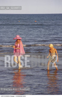 Localizzazione:..VENEZIA / ISOLA DEL LIDO..Oggetto:..Soggetto:..SPIAGGIA BAGNANTI MARE ADRIATICO..Cronologia: ....Definizione Culturale:..   Autore:....   Stile:..   Editori/Stampatori:..   Committenza:..Materia e Tecnica:....Collocazione:..Note:..LIDO..Riproduzione Fotografica:..Copyright:..Graziano Arici/Rosebud2 .Data:..1992..Costo:..A