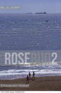 Localizzazione:..VENEZIA / ISOLA DEL LIDO..Oggetto:..Soggetto:..SPIAGGIA MARE ADRIATICO NAVI..Cronologia: ....Definizione Culturale:..   Autore:....   Stile:..   Editori/Stampatori:..   Committenza:..Materia e Tecnica:....Collocazione:..Note:..LIDO..Riproduzione Fotografica:..Copyright:..Graziano Arici/Rosebud2 .Data:..1992..Costo:..A
