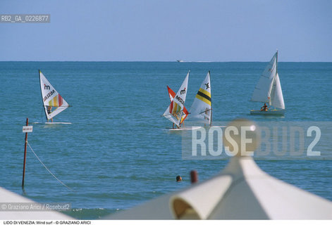 Localizzazione:..VENEZIA / ISOLA DEL LIDO..Oggetto:..Soggetto:..WIND SURF IN MARE ADRIATICO / CAPANNE EXCELSIOR..Cronologia: ....Definizione Culturale:..   Autore:....   Stile:..   Editori/Stampatori:..   Committenza:..Materia e Tecnica:....Collocazione:..Note:..LIDO..Riproduzione Fotografica:..Copyright:..Graziano Arici/Rosebud2 .Data:..1995..Costo:..A