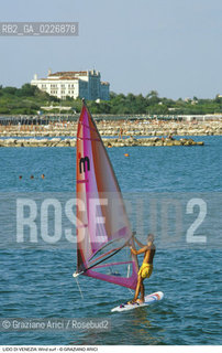 Localizzazione:..VENEZIA / ISOLA DEL LIDO..Oggetto:..Soggetto:..WIND SURF IN MARE ADRIATICO / SPIAGGIA..Cronologia: ....Definizione Culturale:..   Autore:....   Stile:..   Editori/Stampatori:..   Committenza:..Materia e Tecnica:....Collocazione:..Note:..LIDO..Riproduzione Fotografica:..Copyright:..Graziano Arici/Rosebud2 .Data:..1995..Costo:..A