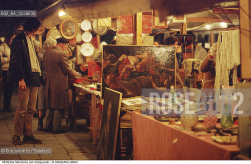 Localizzazione:..VENEZIA / S. MARCO..Oggetto:..Soggetto:..MERCATINO DELL ANTIQUARIATO IN CAMPO S. MAURIZIO..Cronologia: ....Definizione Culturale:..   Autore:....   Stile:..   Editori/Stampatori:..   Committenza:..Materia e Tecnica:....Collocazione:..Note:..MERCATI..Riproduzione Fotografica:..Copyright:..Graziano Arici/Rosebud2 .Data:..1985..Costo:..A