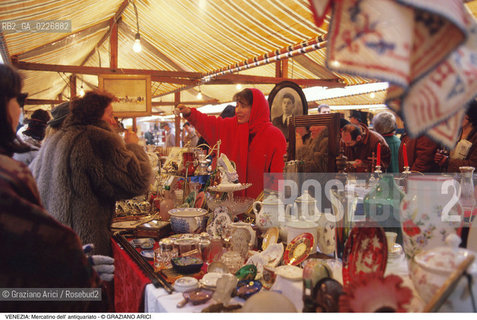 Localizzazione:..VENEZIA / S. MARCO..Oggetto:..Soggetto:..MERCATINO DELL ANTIQUARIATO IN CAMPO S. MAURIZIO..Cronologia: ....Definizione Culturale:..   Autore:....   Stile:..   Editori/Stampatori:..   Committenza:..Materia e Tecnica:....Collocazione:..Note:..MERCATI..Riproduzione Fotografica:..Copyright:..Graziano Arici/Rosebud2 .Data:..1985..Costo:..A
