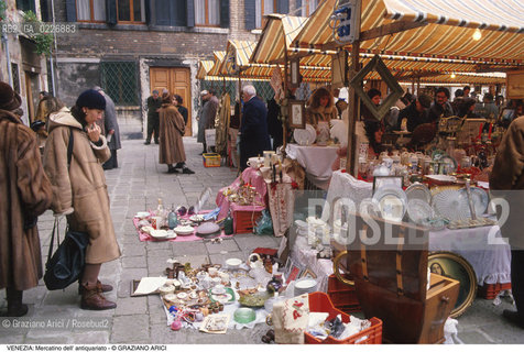 Localizzazione:..VENEZIA / S. MARCO..Oggetto:..Soggetto:..MERCATINO DELL ANTIQUARIATO IN CAMPO S. MAURIZIO..Cronologia: ....Definizione Culturale:..   Autore:....   Stile:..   Editori/Stampatori:..   Committenza:..Materia e Tecnica:....Collocazione:..Note:..MERCATI..Riproduzione Fotografica:..Copyright:..Graziano Arici/Rosebud2 .Data:..1985..Costo:..A