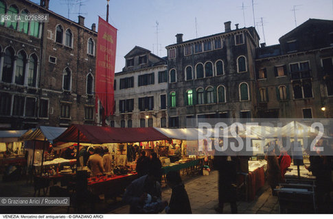 Localizzazione:..VENEZIA / S. MARCO..Oggetto:..Soggetto:..MERCATINO DELL ANTIQUARIATO IN CAMPO S. MAURIZIO..Cronologia: ....Definizione Culturale:..   Autore:....   Stile:..   Editori/Stampatori:..   Committenza:..Materia e Tecnica:....Collocazione:..Note:..MERCATI..Riproduzione Fotografica:..Copyright:..Graziano Arici/Rosebud2 .Data:..1985..Costo:..A