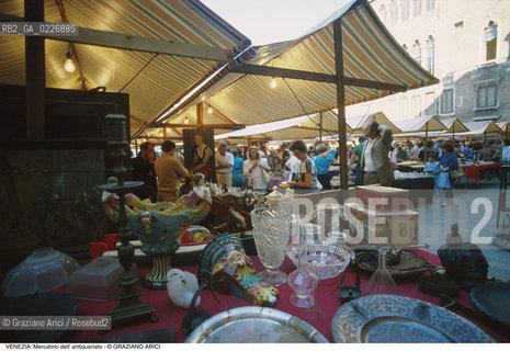 Localizzazione:..VENEZIA / S. MARCO..Oggetto:..Soggetto:..MERCATINO DELL ANTIQUARIATO IN CAMPO S. MAURIZIO..Cronologia: ....Definizione Culturale:..   Autore:....   Stile:..   Editori/Stampatori:..   Committenza:..Materia e Tecnica:....Collocazione:..Note:..MERCATI..Riproduzione Fotografica:..Copyright:..Graziano Arici/Rosebud2 .Data:..1985..Costo:..A