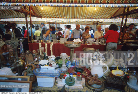 Localizzazione:..VENEZIA / S. MARCO..Oggetto:..Soggetto:..MERCATINO DELL ANTIQUARIATO IN CAMPO S. MAURIZIO..Cronologia: ....Definizione Culturale:..   Autore:....   Stile:..   Editori/Stampatori:..   Committenza:..Materia e Tecnica:....Collocazione:..Note:..MERCATI..Riproduzione Fotografica:..Copyright:..Graziano Arici/Rosebud2 .Data:..1985..Costo:..A